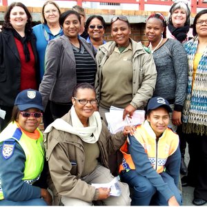 Die groep polisievroue tydens â€˜n vriendelike vroue-padblokkade vir Vrouemaand, met Kapt Gerda Groenewald wat elders besig was 